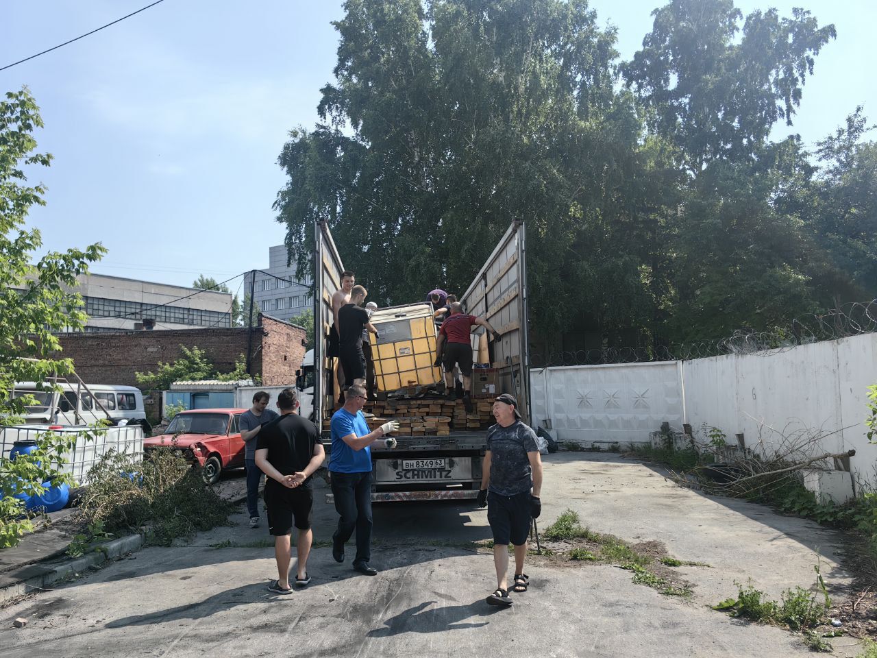 Сотрудники МТУ Ространснадзора по СФО оказали содействие в погрузке гуманитарного груза для участников СВО
